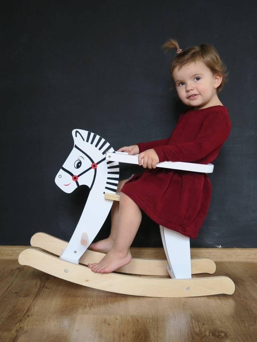 Puinen keinuhevonen kaiteilla K11