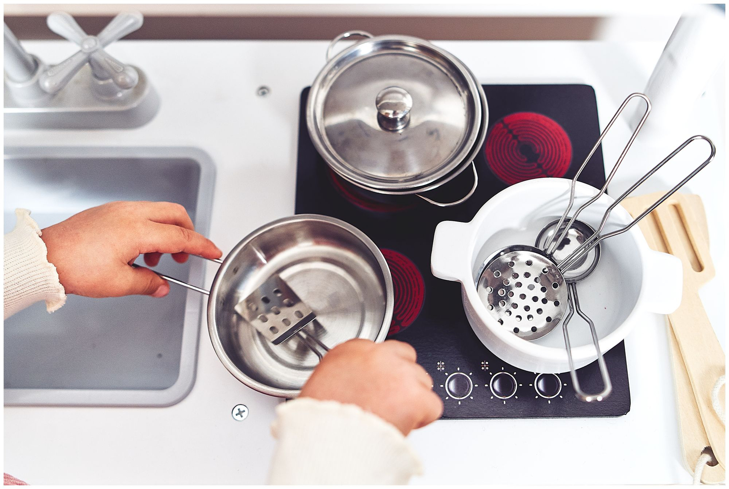 Suuret puiset valkoiset keittiötarvikkeet ja esiliina