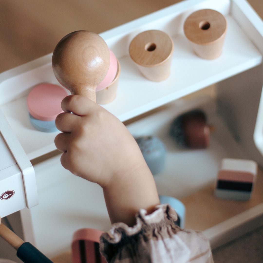 Puinen jäätelöbaari kahvinkeittimellä - kahvila tarvikkeineen