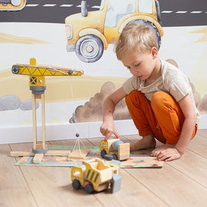 Puurakennustyömaa, jossa on suuri liikkuva nosturi ja ajoneuvoja, torninosturi