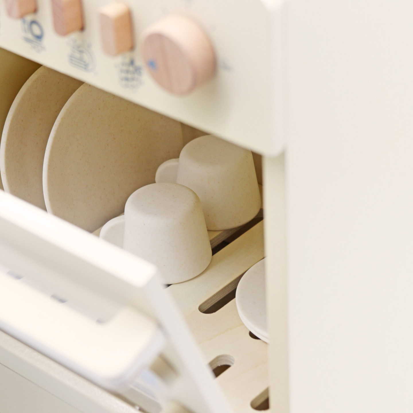 Puinen astianpesukone tarvikkeineen