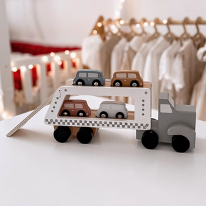 Puinen kuorma-auton perävaunu, jossa on 4 autoa