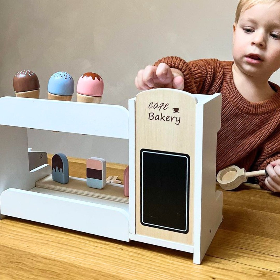 Puinen jäätelöbaari kahvinkeittimellä - kahvila tarvikkeineen