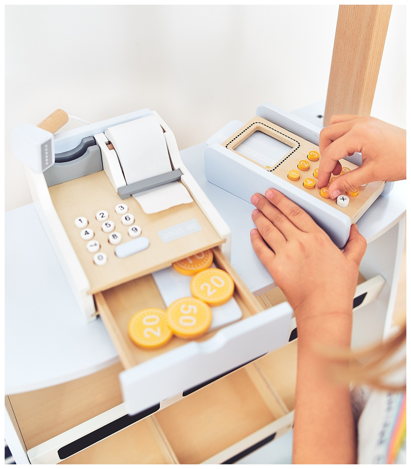 Vihanneskauppa - puinen koju, jossa on laatikoita, kassakone ja terminaali