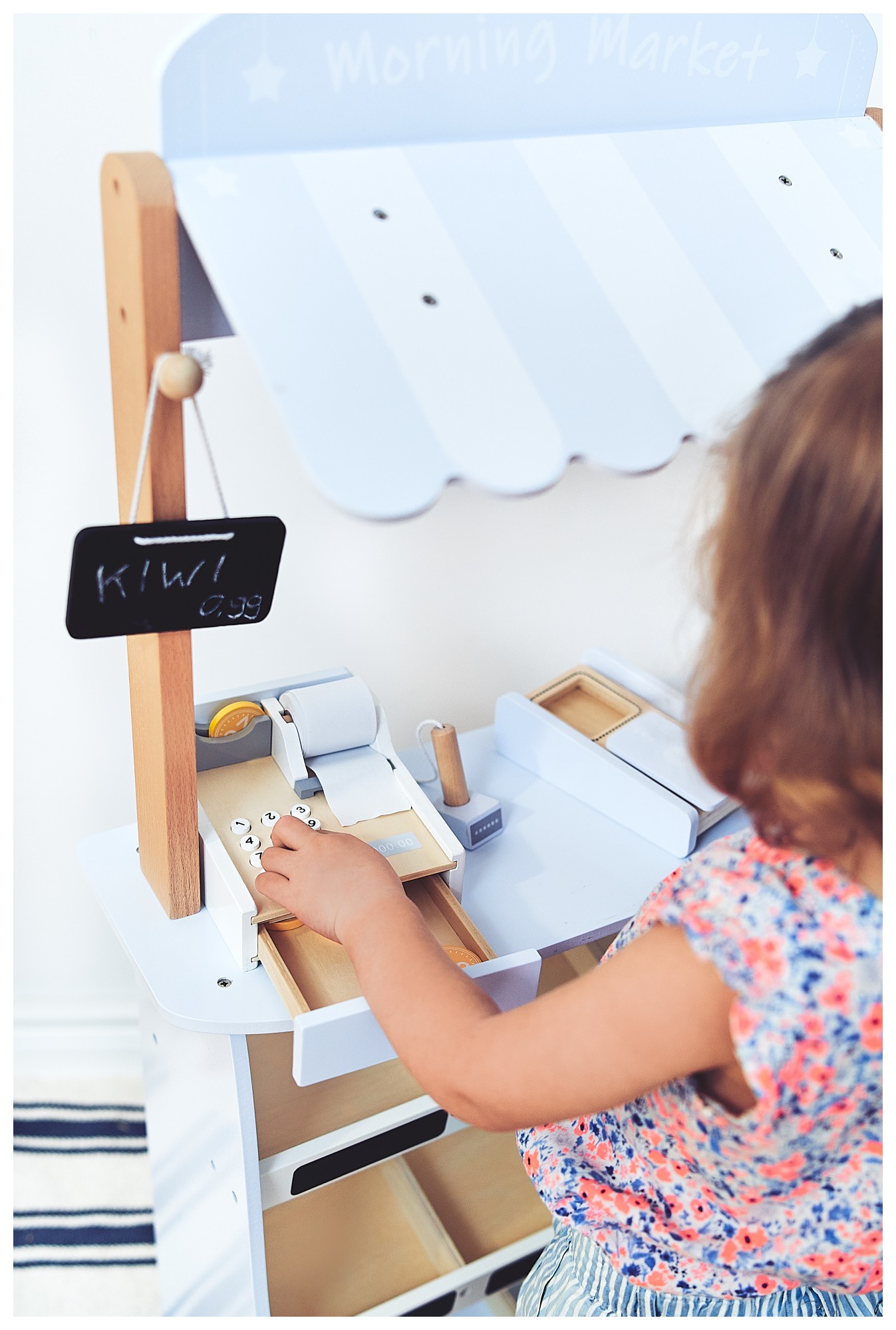 Vihanneskauppa - puinen koju, jossa on laatikoita, kassakone ja terminaali