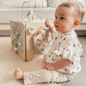 Suuri puinen toimintakuutio, jossa on silmukka - Montessori