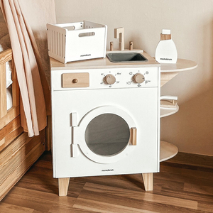 Puinen pyykinpesukone, jossa on silitysrauta, kori ja pesunestettä