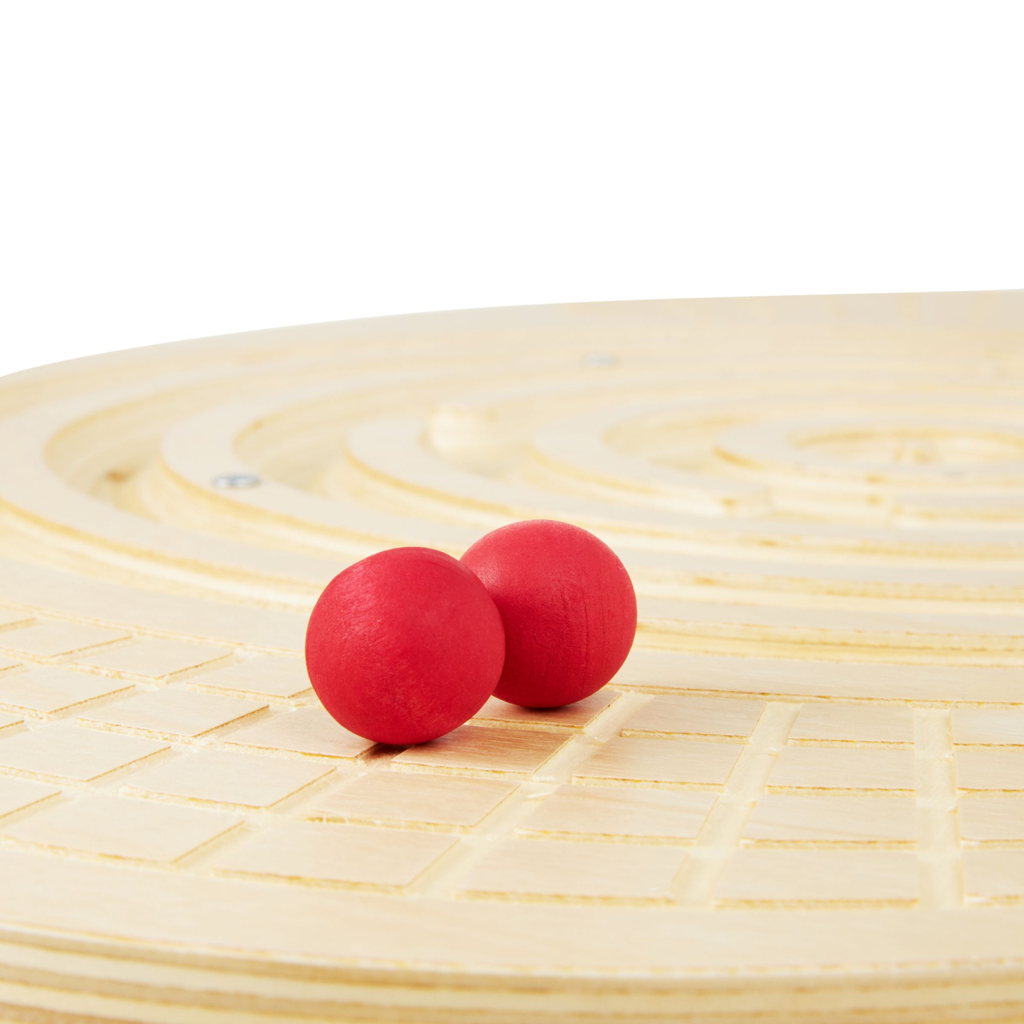 Puinen tasapainolauta, jossa on labyrintti ja palloja - tasapaino keinutin