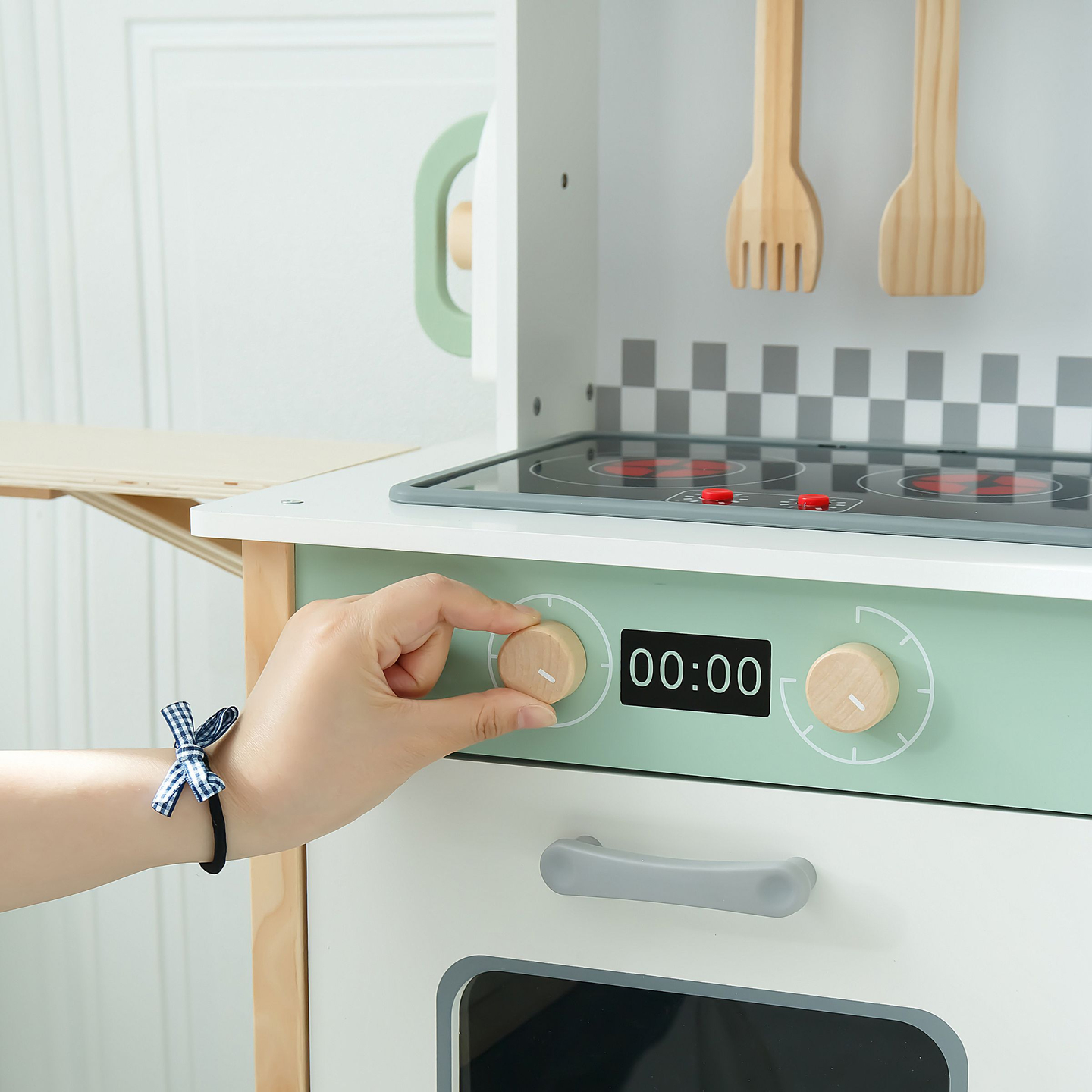 Interaktiivinen keittiö, jossa on pesukone, astianpesukone ja liitutaulu