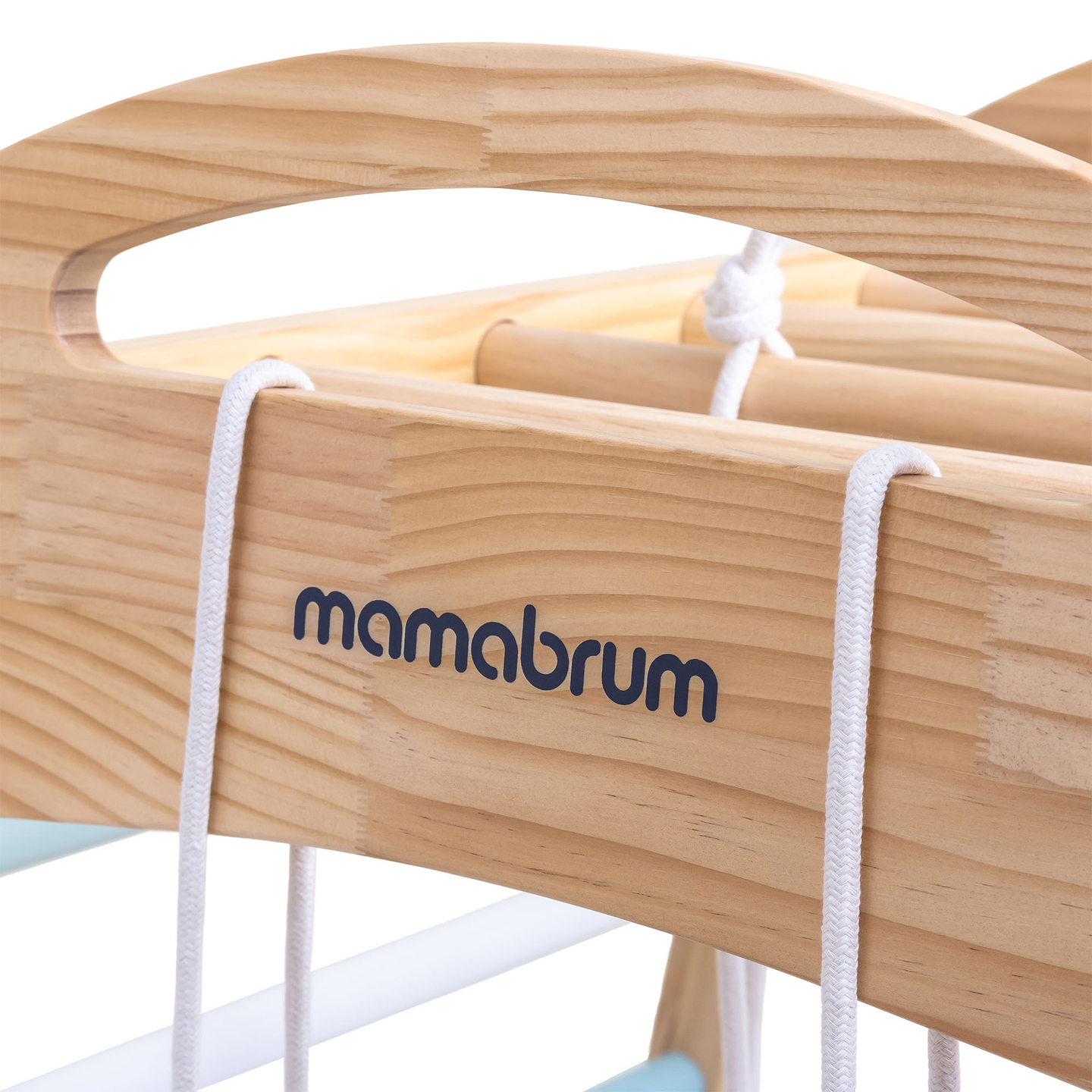 Puinen sisäleikkipuisto, jossa on keinu, voimistelurenkaat ja kiipeilyverkko