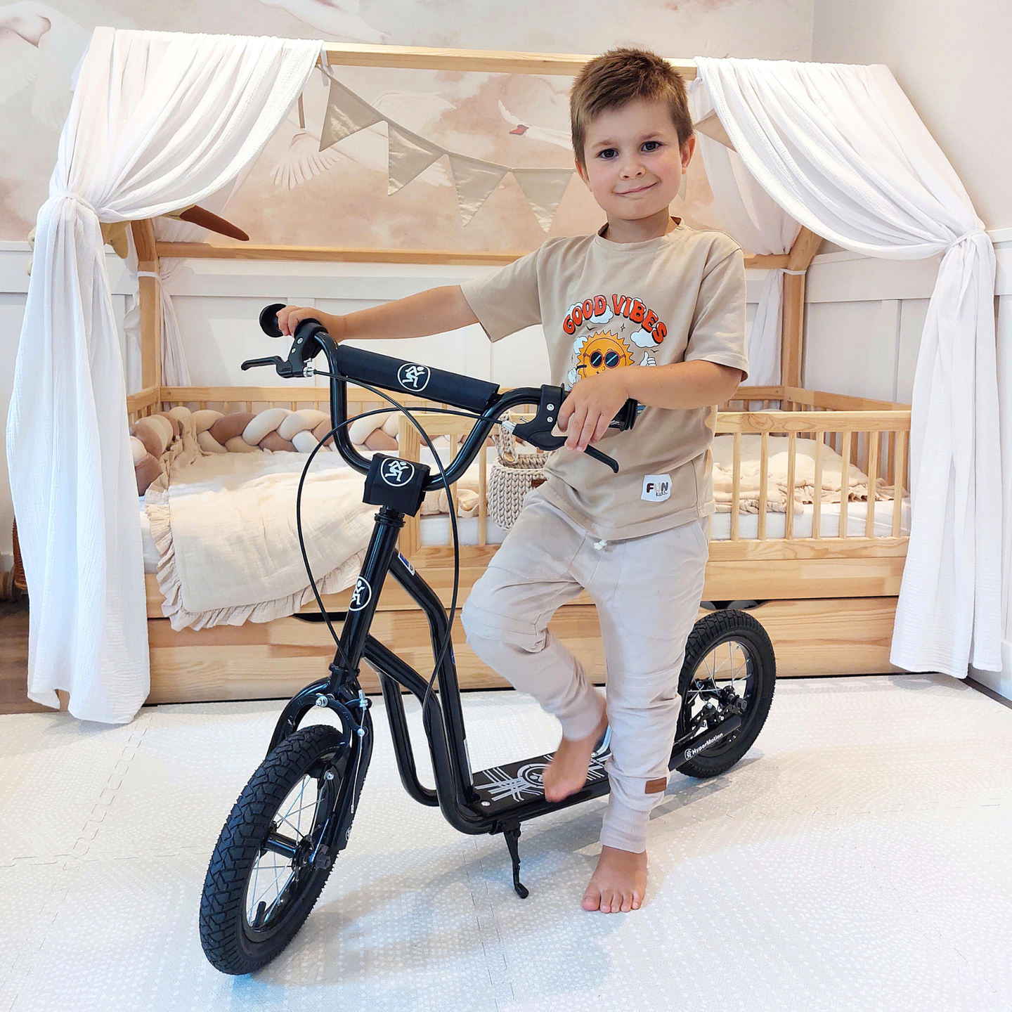 HyperMotion VIVA 12 skootteri (30cm pumpatut pyörät) - Musta