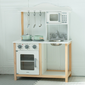 Puinen lasten keittiö, jossa on mikroaaltouuni