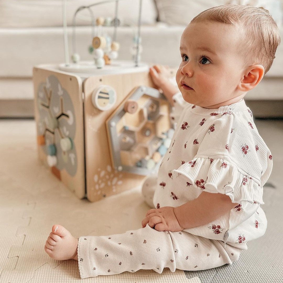 Suuri puinen toimintakuutio, jossa on silmukka - Montessori