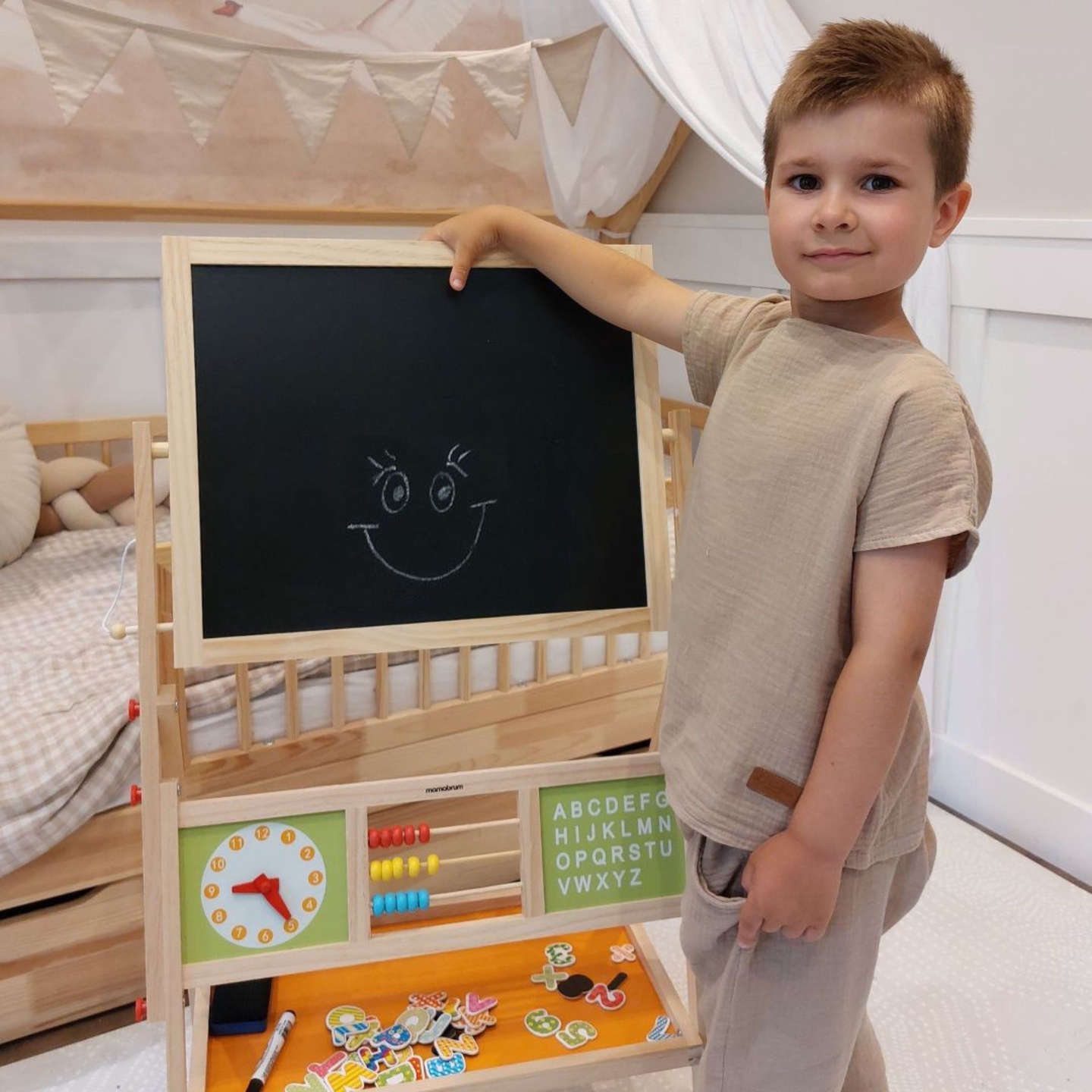 Suuri kaksipuolinen opettavainen taulu: magneettinen ja liitutaulu - kuivapyyhintätaulu, puinen