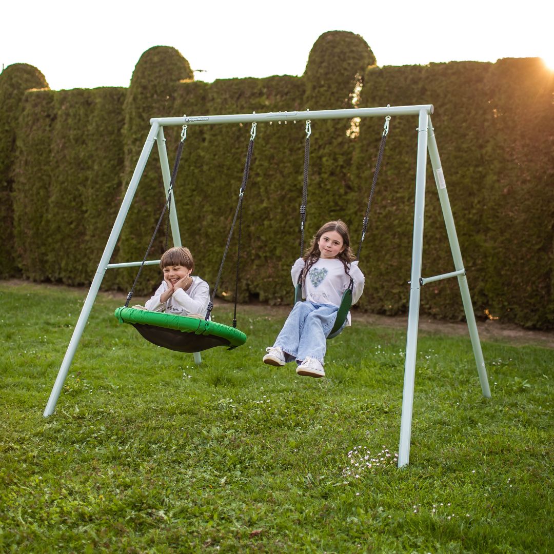 Kaksinkertainen puutarhakeinu rungolla ja köysillä - istuin ja haikarapesä