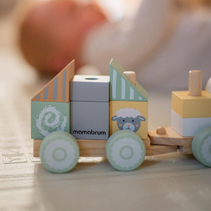 Puinen juna palikoilla pojalle - Maatila