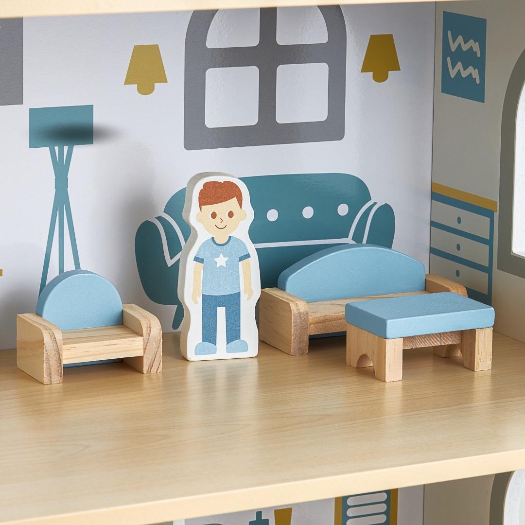 Valkoinen puinen nukkekoti terassilla ja tarvikkeilla