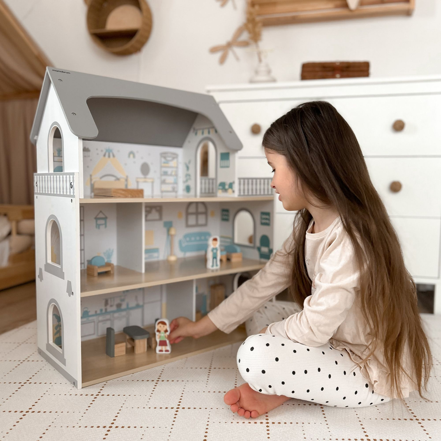 Valkoinen puinen nukkekoti terassilla ja tarvikkeilla