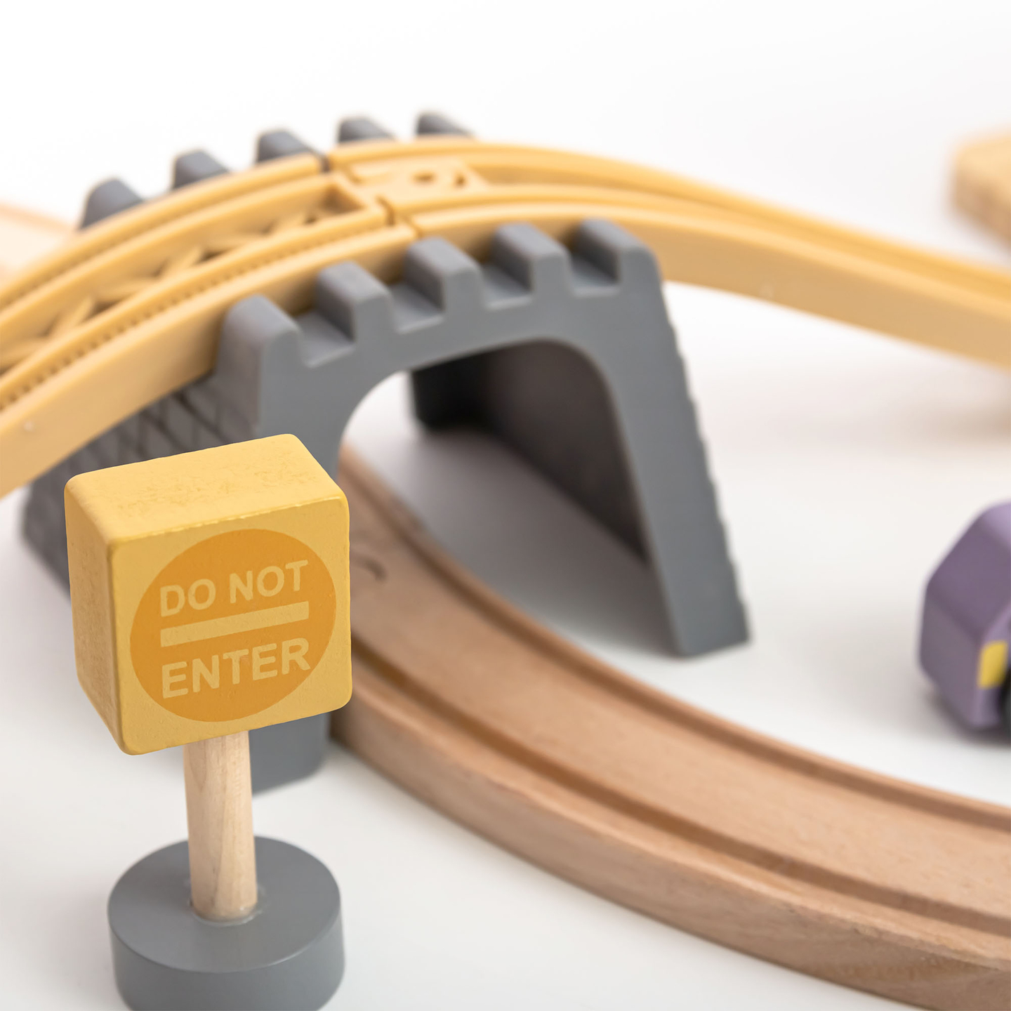 Puinen kaupungin rautatie sähköjunalla - liikkuva nosturi, laiva, sillat