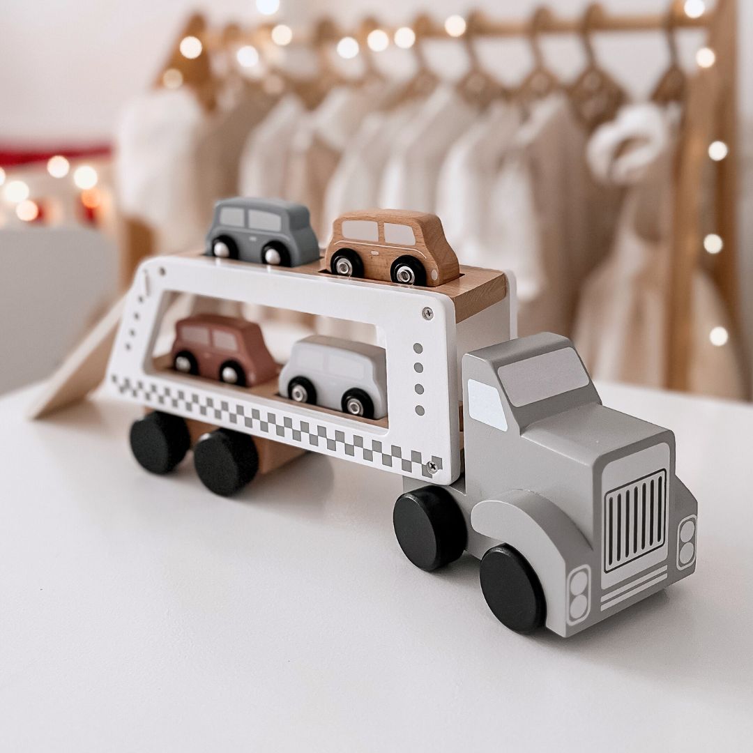 Puinen kuorma-auton perävaunu, jossa on 4 autoa