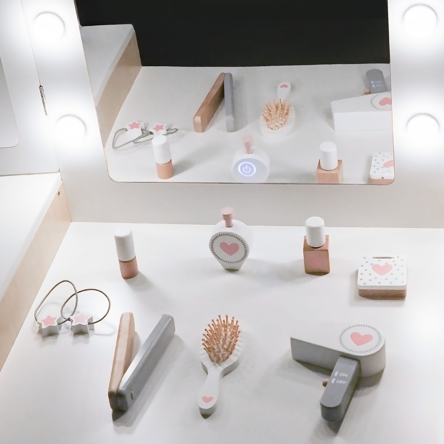 Puinen lasten pukeutumispöytä tuolilla, tarvikkeilla ja LED-valaistuksella