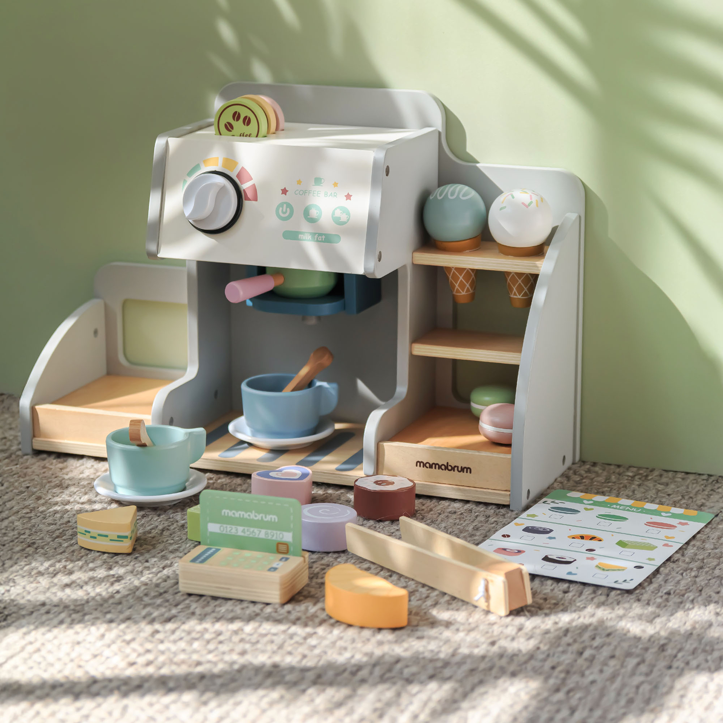 Suuri puinen jäätelöbaari, jossa on magneettitaulu, kahvinkeitin sekä jäätelö- ja jälkiruokasetti - yli 70 palaa!