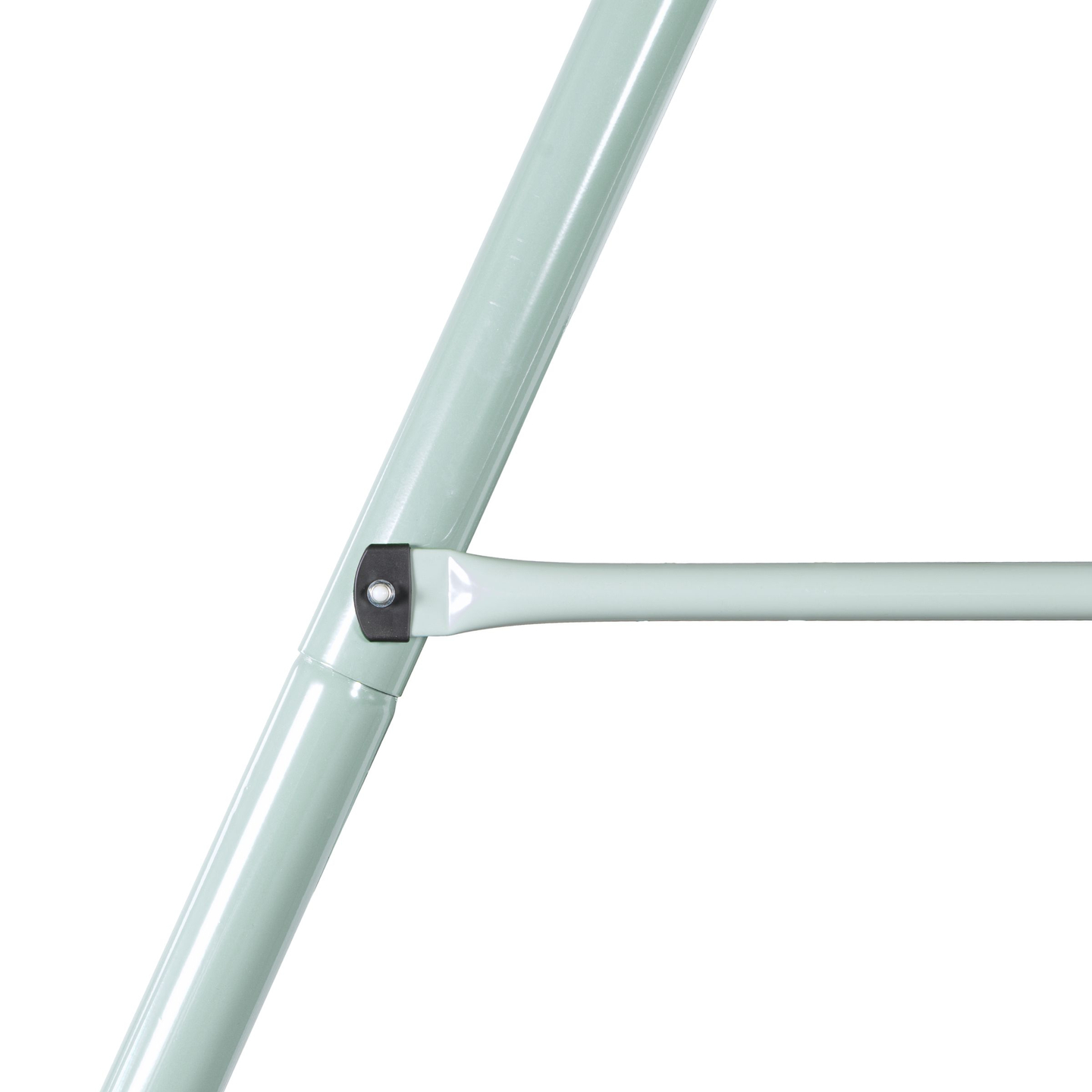 Haikaranpesätyyppinen puutarhakeinu rungolla ja köysillä