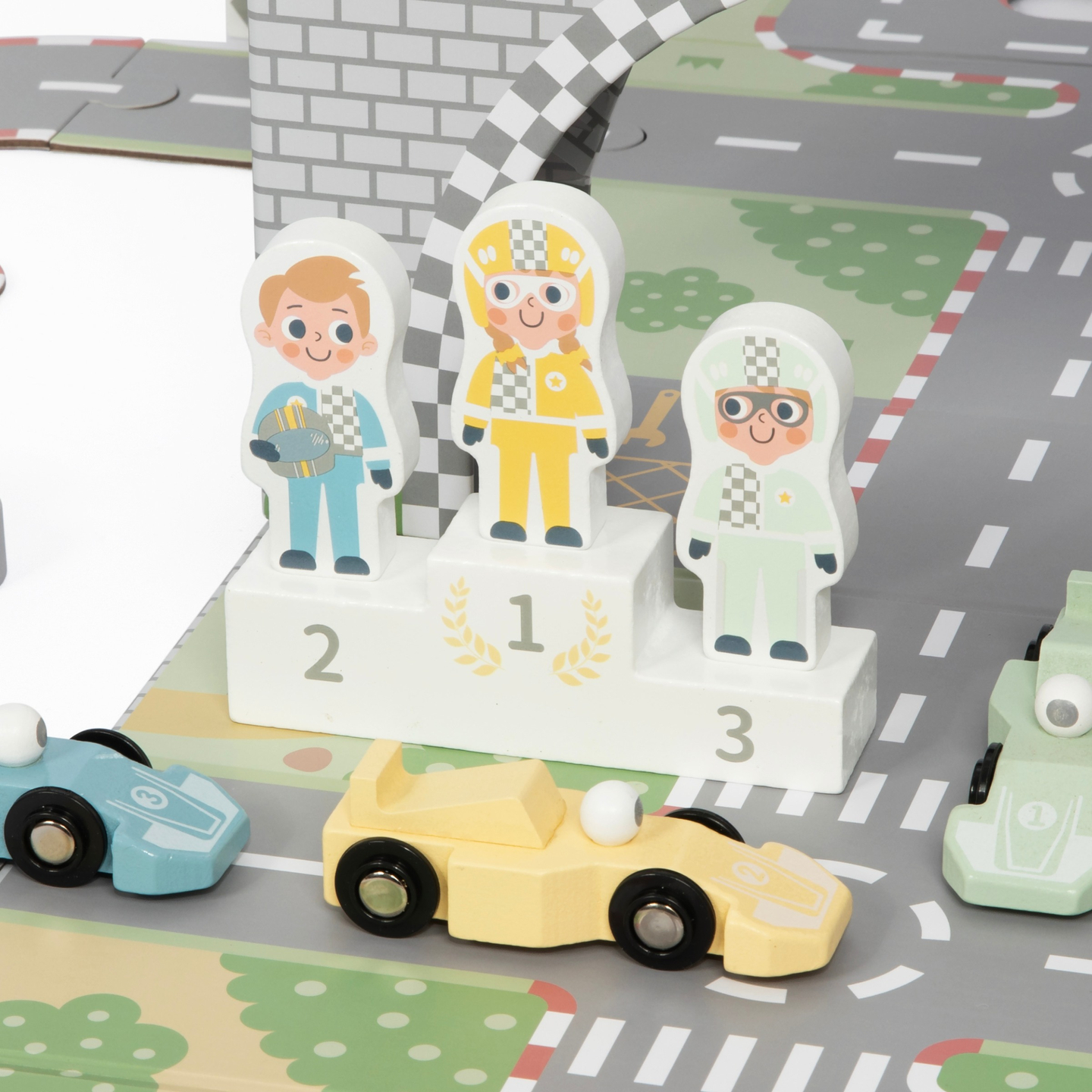 Magneettinen matkalaukku kilparadalla, puisilla ajoneuvoilla ja tietarvikkeilla