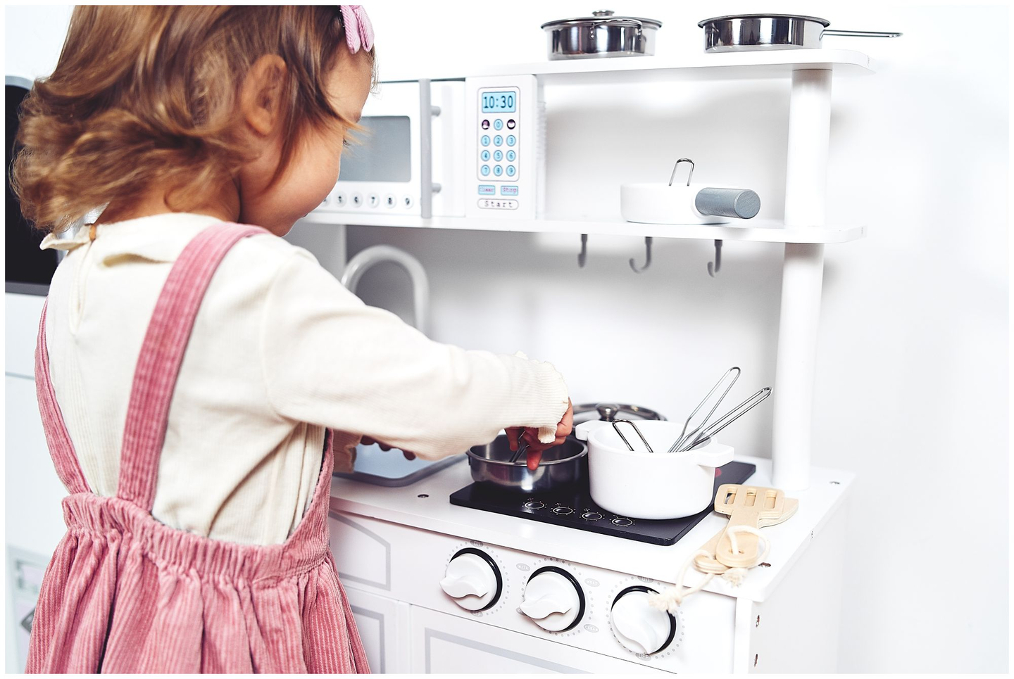 Suuret puiset valkoiset keittiötarvikkeet ja esiliina