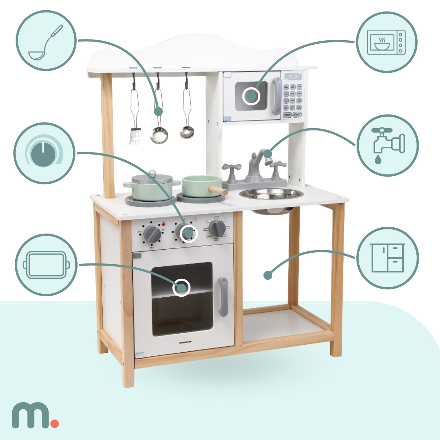 Puinen lasten keittiö, jossa on mikroaaltouuni