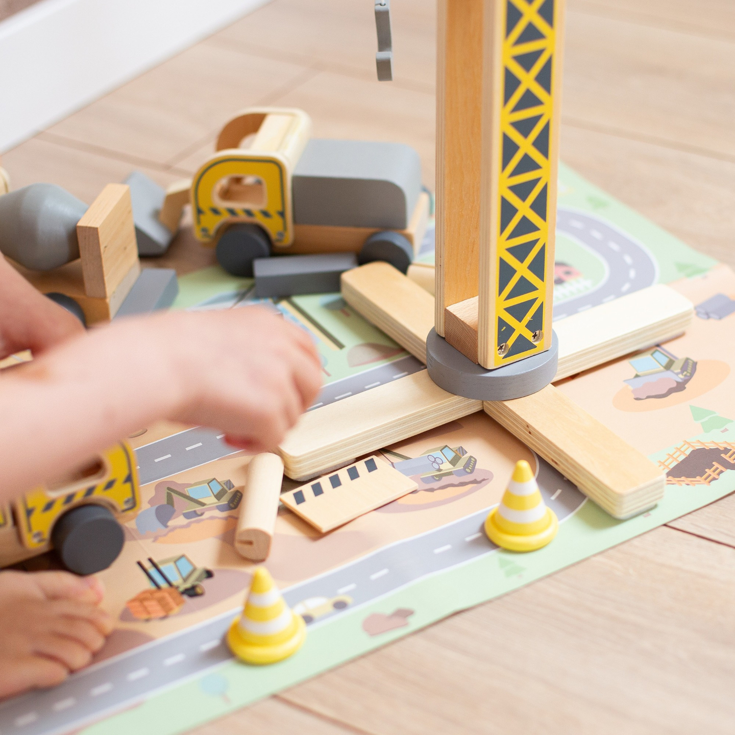 Puurakennustyömaa, jossa on suuri liikkuva nosturi ja ajoneuvoja, torninosturi