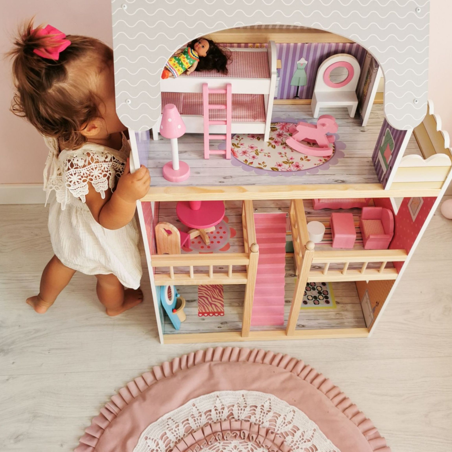 Suuri puinen 3-kerroksinen nukkekoti, jossa on terassi, kalustesarja ja LED-valaistus!