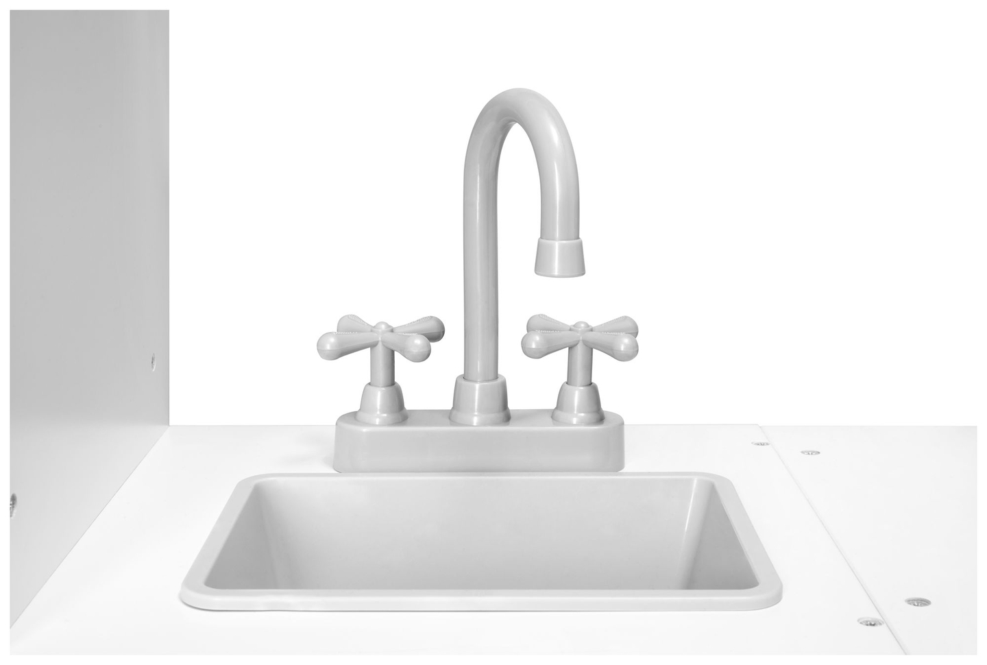 Kulma puinen XXXL-keittiö, jossa on jääkaappi, uuni, pesukone, esiliina ja tarvikkeet