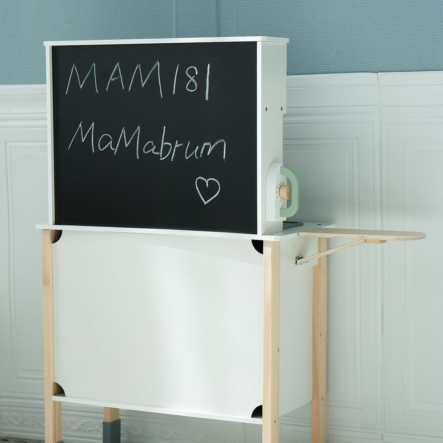 Interaktiivinen keittiö, jossa on pesukone, astianpesukone ja liitutaulu