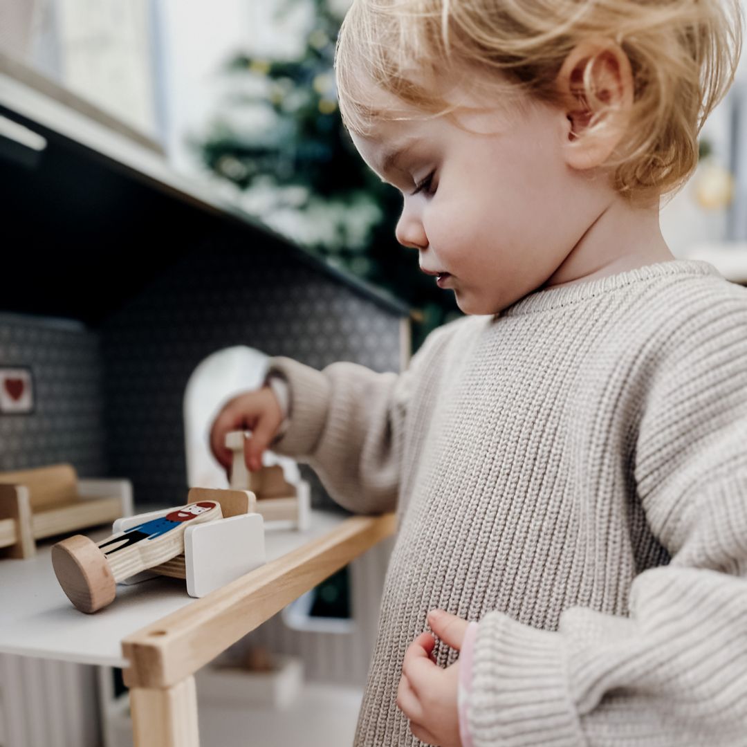 Valkoinen puinen nukkekoti tarvikkeineen 18 kpl.