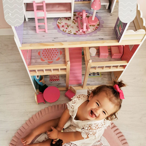 Suuri puinen 3-kerroksinen nukkekoti, jossa on terassi, kalustesarja ja LED-valaistus!